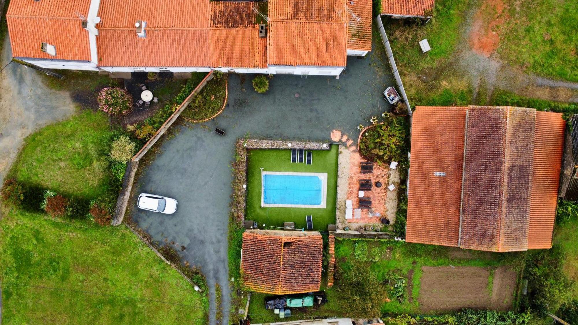 Domaine Des 5 Roses - Rose Rouge Apartment La Guierche Exterior foto